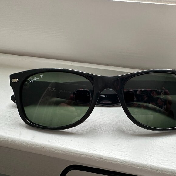 Ray-Ban New Wayfarer sunglasses in Black. - Picture 1 of 2
